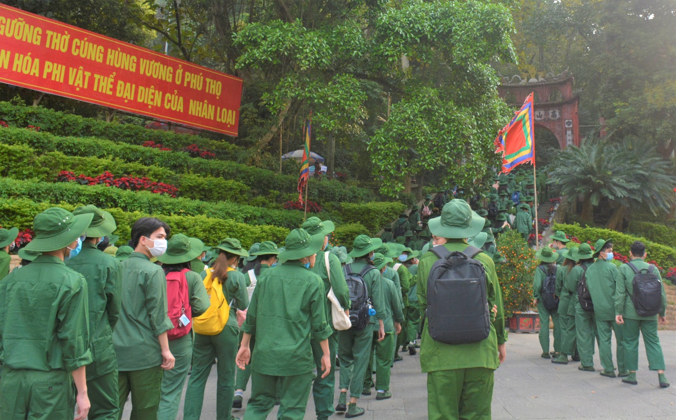 Hơn 1.200 chiến sĩ của NEU đang học quân sự tại HVU với hành trình về với cội nguồn dâng hương tại Khu di tích lịch sử đặc biệt Quốc gia Đền Hùng.