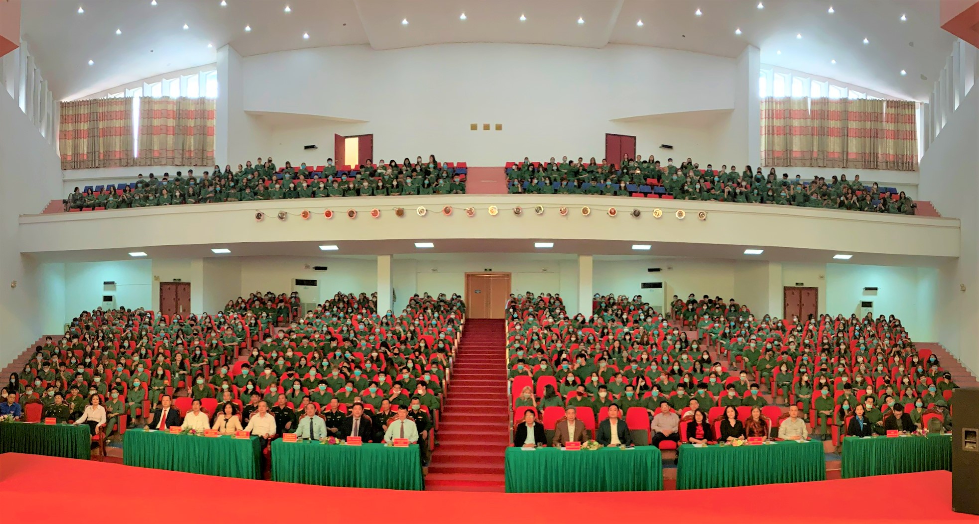 Toàn cảnh buổi Tổng kết khóa học GDQP&AN cho hơn 1.200 sinh viên NEU tại Trường ĐH Hùng Vương